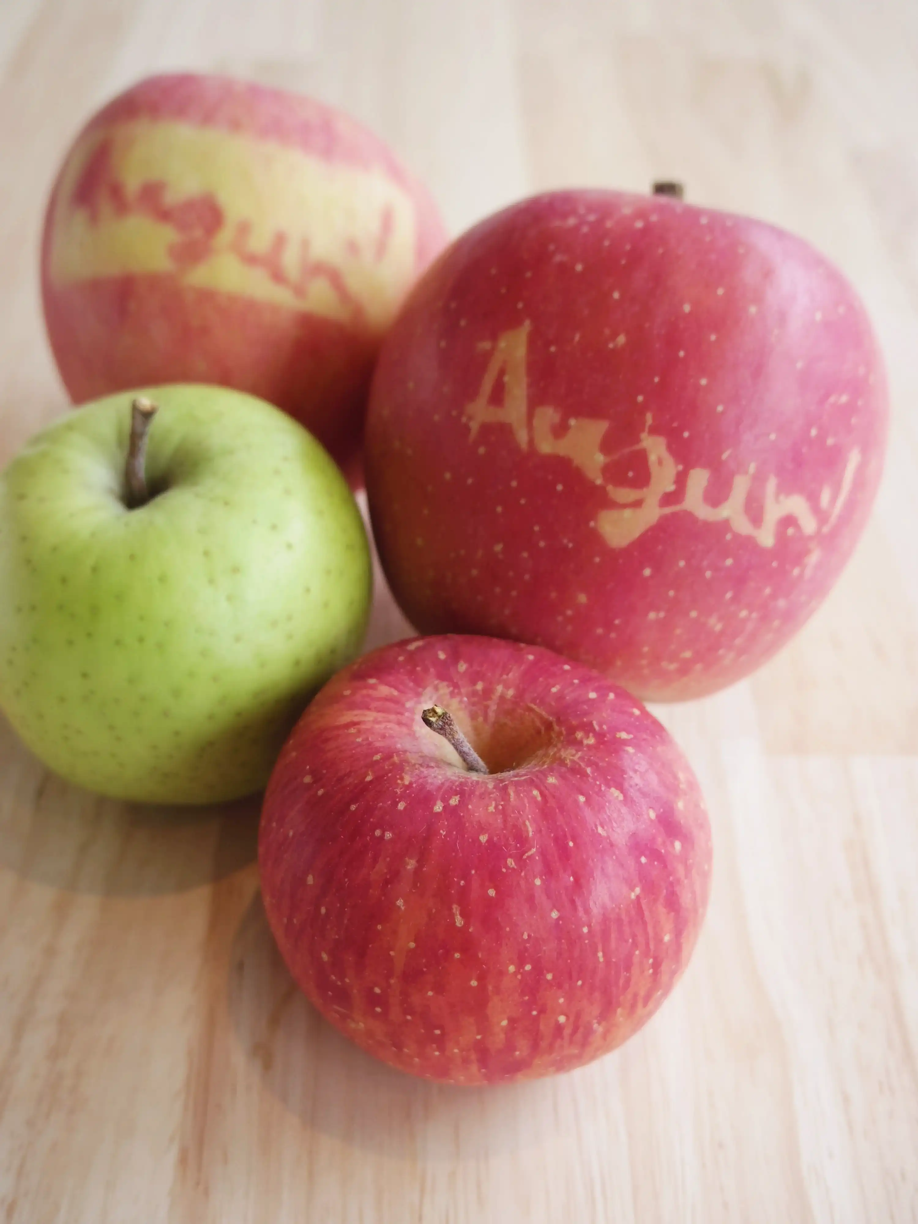 Auguri! の文字が入ったりんご